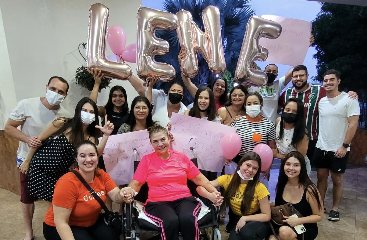 Lene Petecão é recebida em casa por amigos e assessores após oito dias no Santa Juliana