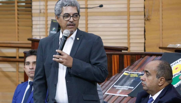 “Contem comigo, com meu mandato, para estar aqui vigilante e apoiando sempre a luta de vocês”, diz Edvaldo a policiais civis