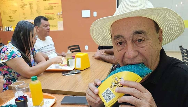 Em post comendo pastel azul, Bocalom ironiza pesquisa: “Minha preocupação”