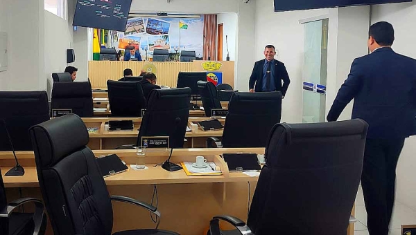 Sessão na Câmara de Vereadores de Rio Branco é encerrada por falta de quórum