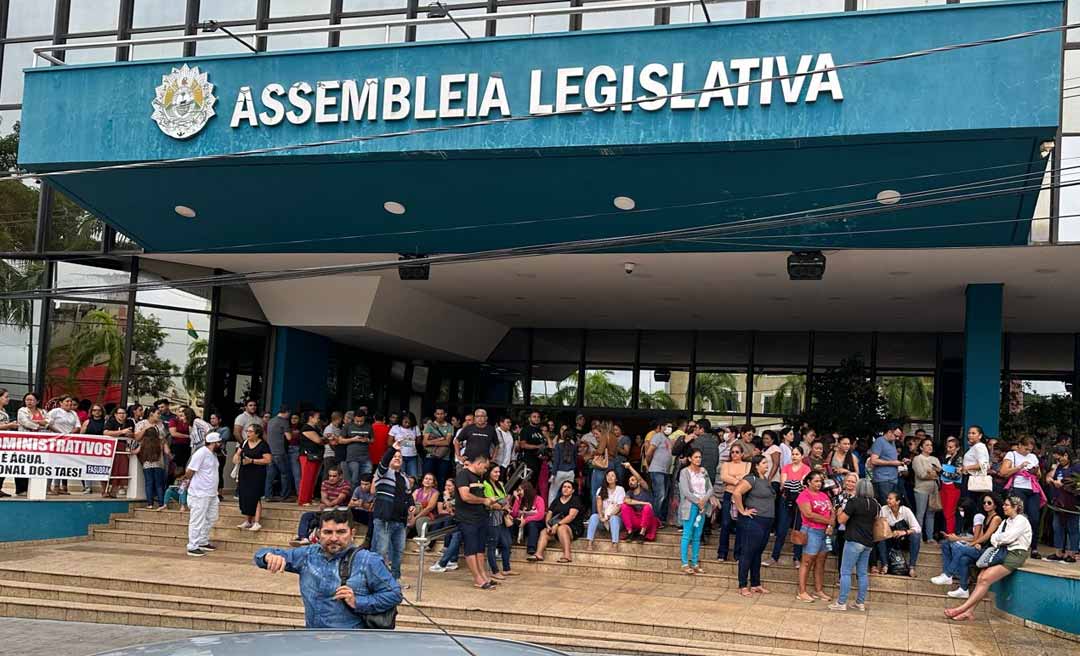 Professores voltam a lotar o hall de entrada da Aleac em mais um dia de paralisação estadual
