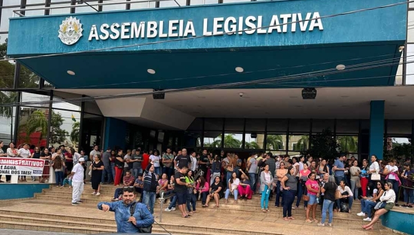 Professores voltam a lotar o hall de entrada da Aleac em mais um dia de paralisação estadual