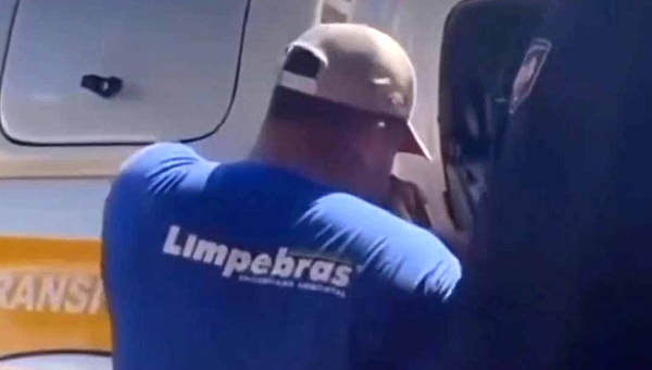 Motorista de caminhão da Limpebrás que tombou não consegue fazer bafômetro e estaria conduzindo veículo alcoolizado