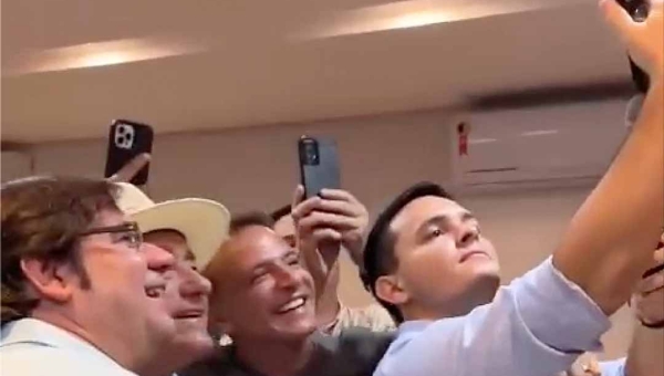 "Estamos nos fortalecendo para mudar o destino do Brasil", diz Bolsonaro em chamada de vídeo durante encontro do PL em Rio Branco