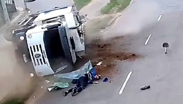Em Rio Branco, caminhão de coleta de lixo tomba e deixa duas pessoas feridas; veja o vídeo