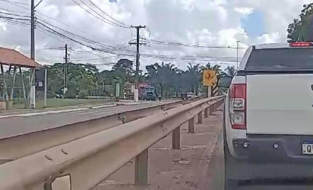 Carreta com gás bate na rotatória do Lago do Amor e causa engarrafamento