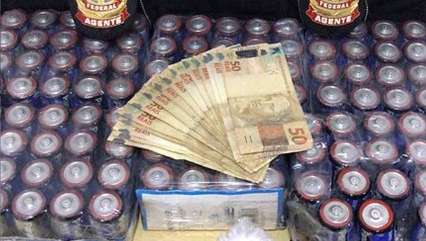 Mula do tráfico é presa transportando drogas dentro de pilhas; droga tinha como destino Goiânia