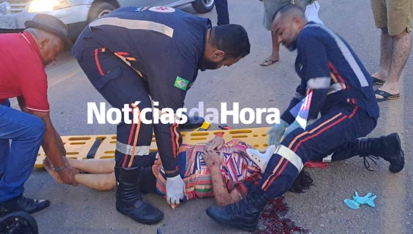 Colisão entre moto e bicicleta deixa três idosos gravemente feridos na Avenida Sobral