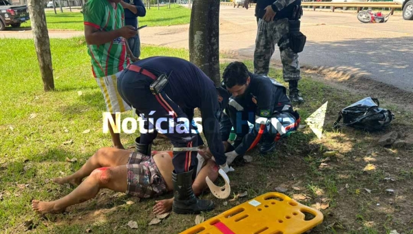 Motorista desvia de buracos e colide contra motociclista próximo à Ufac