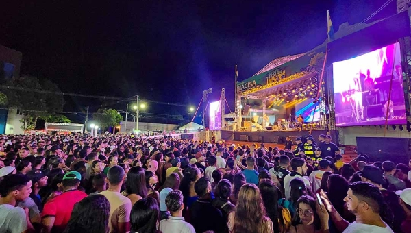 Público lota a frente do Palácio Rio Branco para ver Naiara Azevedo