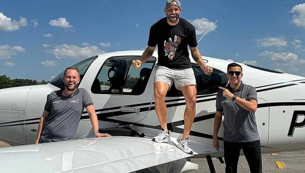 Goleiro Weverton realiza voo solo pela primeira vez: "Para fazer algo acontecer só depende de você"