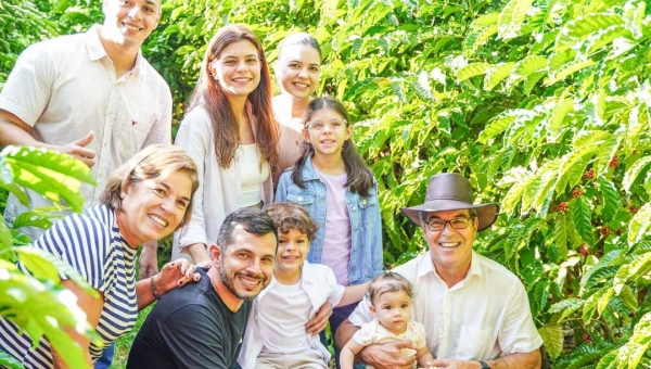 Com celebração religiosa, Jorge Viana faz primeira colheita de café em sua propriedade