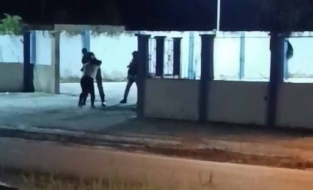 Vídeo mostra segurança retirando mulher do Hospital de Tarauacá com chutes e golpes de cassetete