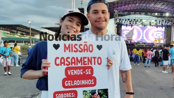 Jovens vendem geladinho na Marcha Para Jesus para ajudar nos custos do casamento