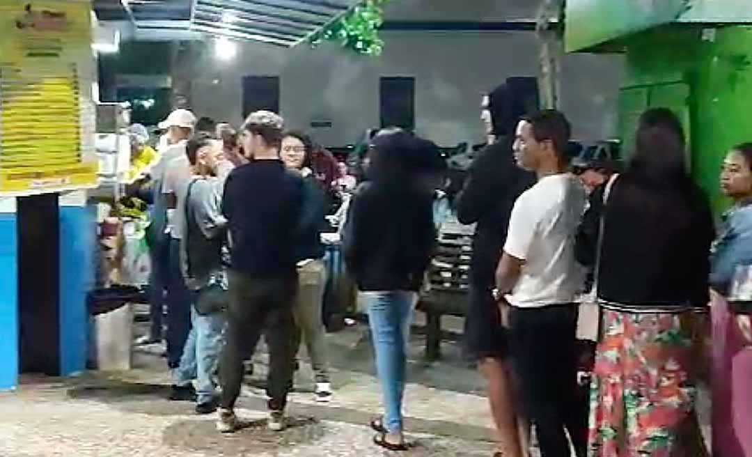 Praça lotada e fila para o tacacá na Praça da Revolução durante o frio na noite desta terça-feira