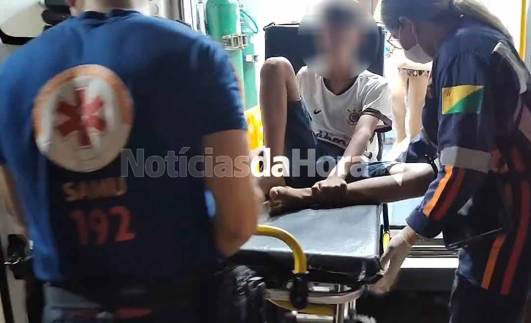 Adolescente tem barra de ferro cravada no pé enquanto caminhava na Baixada da Sobral