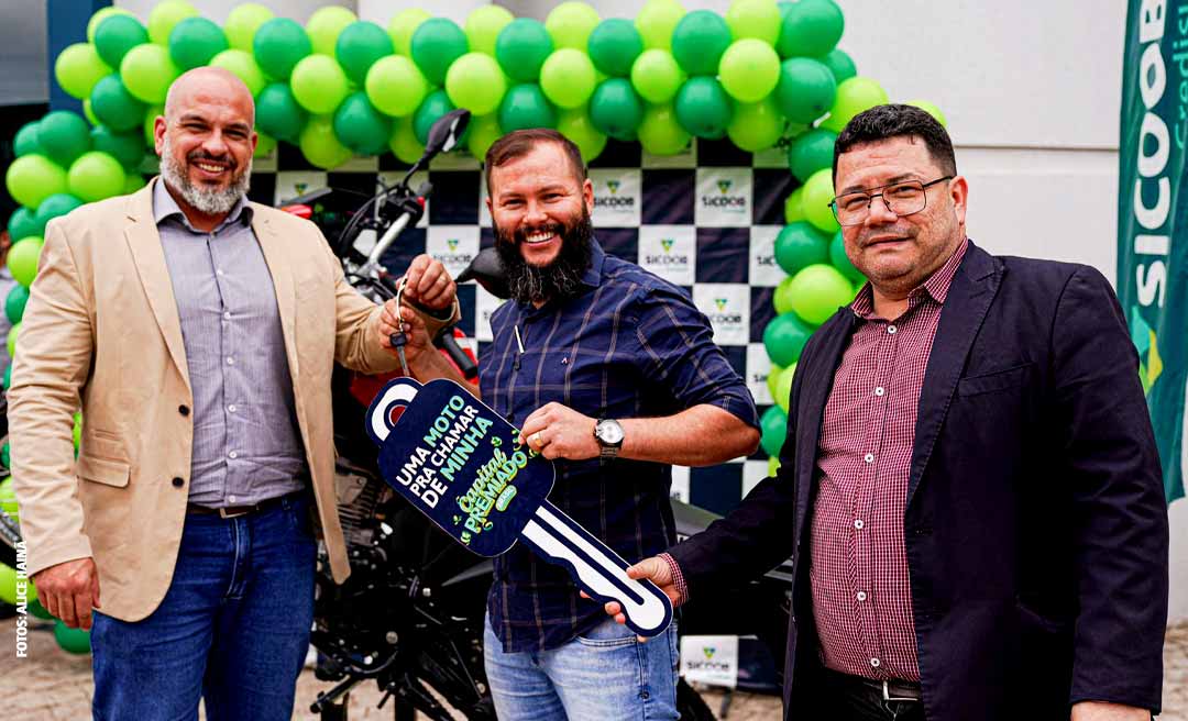 Sicoob Credisul entrega moto a cooperado sorteado na campanha 'Capital Premiado' em Rio Branco