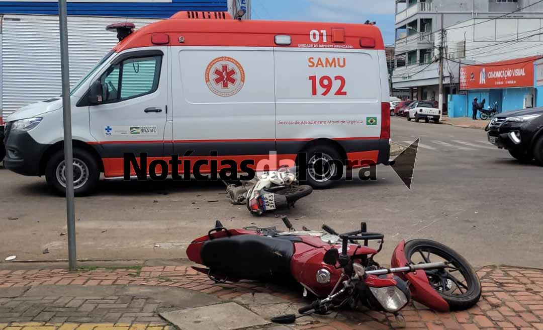 Acidente com motocicletas deixa jovem gravemente ferida no Bairro Bosque, em Rio Branco
