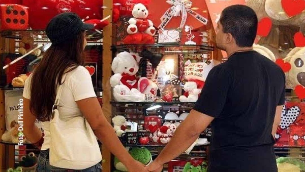 Menos de 50% dos rio-branquenses pretendem presentear no Dia dos Namorados, aponta pesquisa