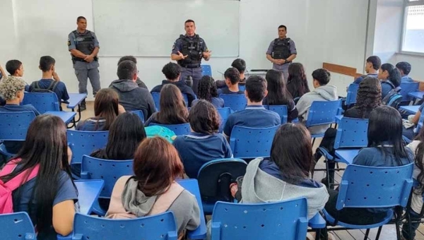 Capitão da PM ministra palestra com temática antidrogas para 400 estudantes em Boca do Acre