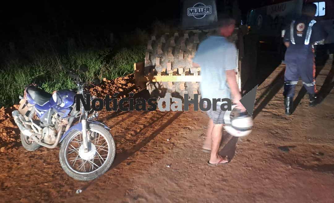 Motociclista de aplicativo colide contra trator estacionado na AC-10