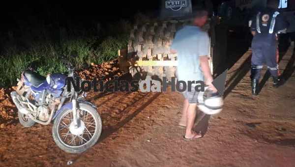 Motociclista de aplicativo colide contra trator estacionado na AC-10