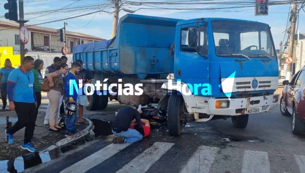Motociclista quase é esmagado por caminhão na Isaura Parente após tentar realizar ultrapassagem