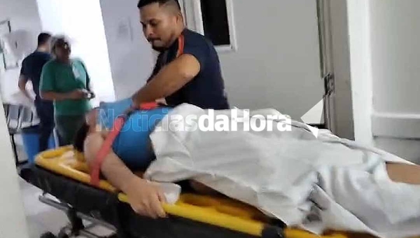 Jovem não habilitada fica ferida após colidir motocicleta em carro no bairro Estação Experimental