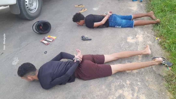 De “cara limpa”, dupla armada comete assalto a comércio em Cruzeiro do Sul