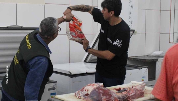 MP apreende 3, 8 mil quilos de carne clandestina e charque produzido com sal mineral em frigorífico no Acre; dois funcionários foram presos