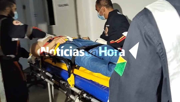 Motociclista fica ferido após colidir contra poste durante 'treinamento' de manobras radicais