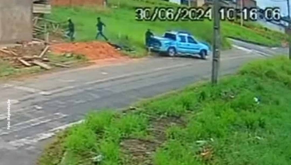 Furto no Bom Sucesso: meliantes levam material de construção em plena luz do dia; veja vídeo