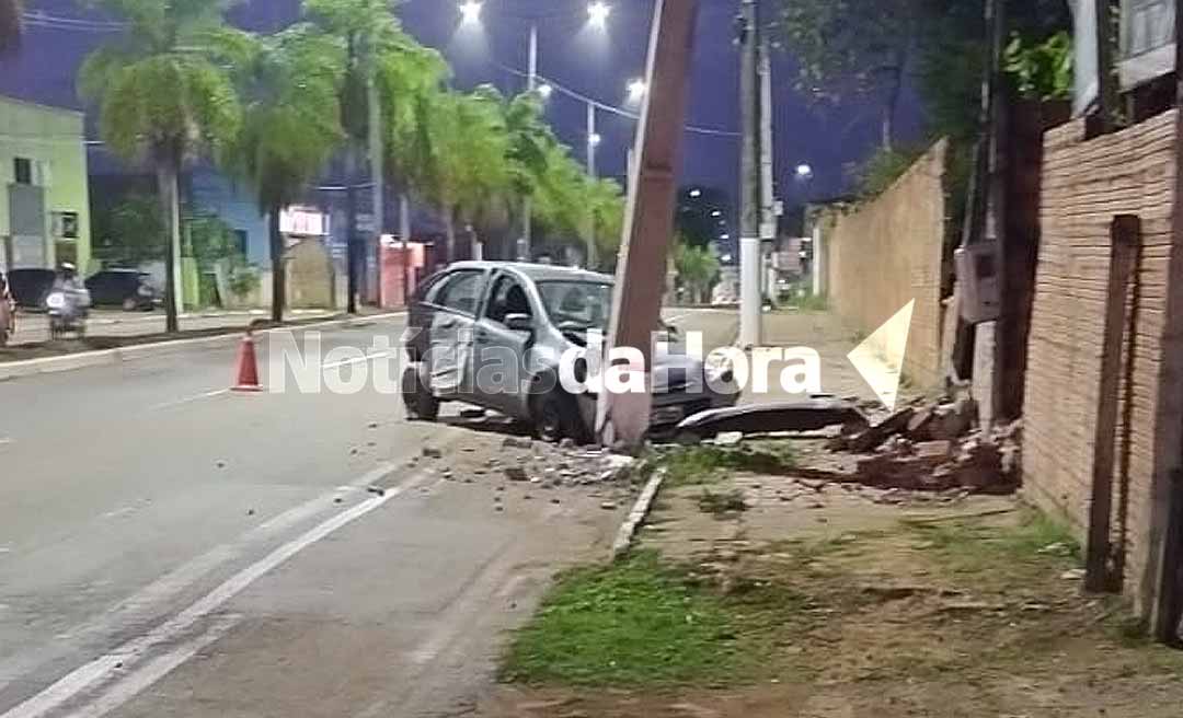 Motorista em alta velocidade perde controle, colide contra poste de energia e derruba muro de residência