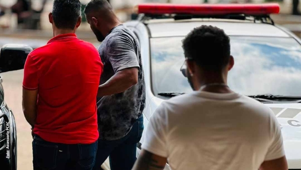 Polícia prende homem acusado de tentativa de homicídio, roubo, porte ilegal de arma e envolvimento em furtos