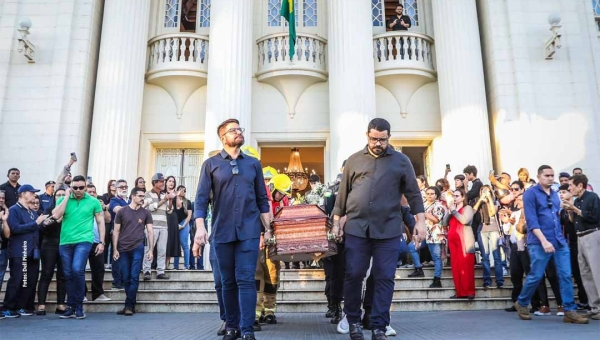 Políticos, empresários, gestores, personalidades e populares prestam homenagens a Romildo Magalhães