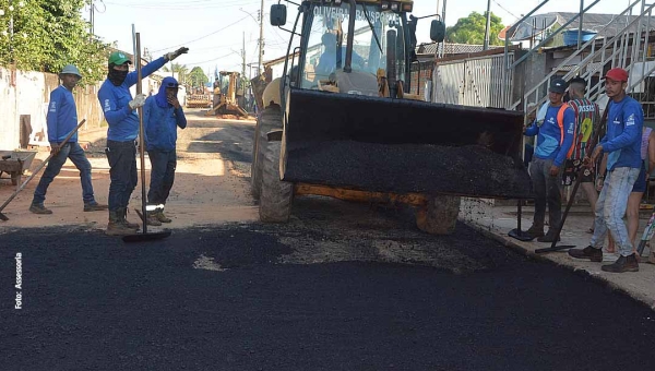 Moradores do bairro da Conquista comemoram chegada do asfalto nas ruas da comunidade