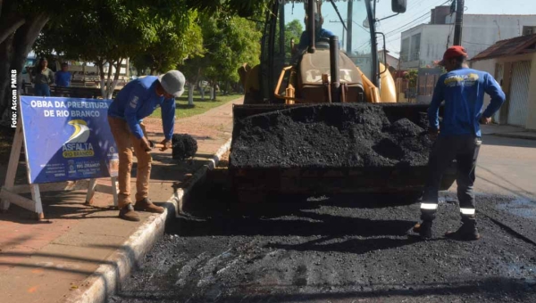 Ruas do bairro Tucumã recebem pavimentação através do Programa Asfalta Rio Branco