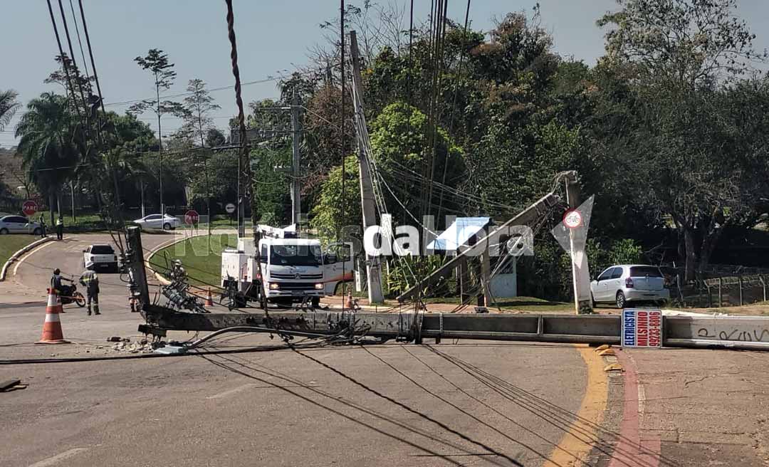 Grave acidente com caminhão derruba postes e fere idoso no Conjunto Universitário