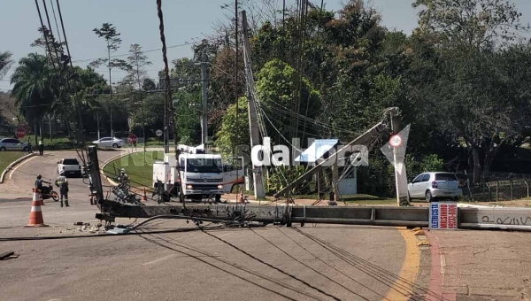 Grave acidente com caminhão derruba postes e fere idoso no Conjunto Universitário