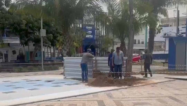 Inaugurada há duas semanas, fonte interativa apresenta problemas e secretário garante reparo em “menor tempo possível”