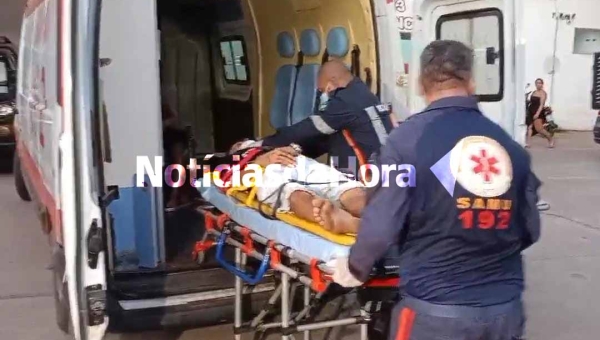 Motorista perde controle de carro e capota ao desviar de motocicleta na AC-10