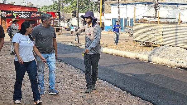 Sob o comando de Rosana Gomes, ruas históricas do Quinari recebem camada asfáltica