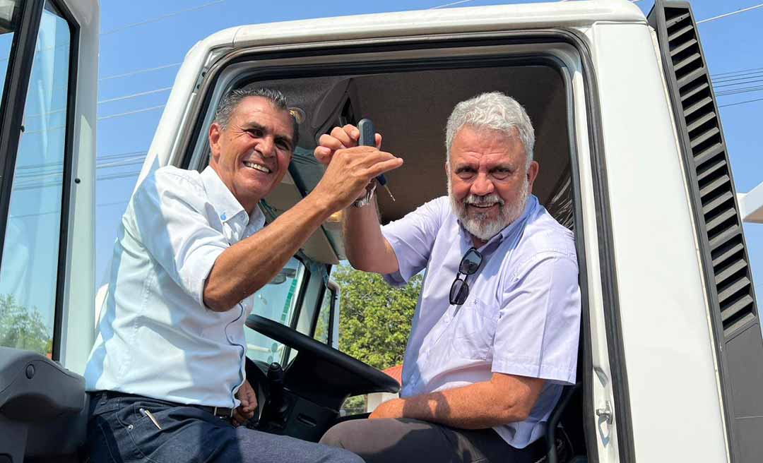 Senador Sérgio Petecão entrega caminhão basculante de R$ 716 mil para Porto Acre