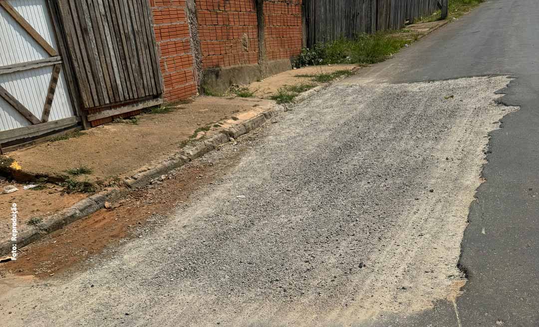 Moradores do Calafate protestam contra empresa que executa o Asfalta Rio Branco na região: "O pouco asfalto que tem é de péssima qualidade!"