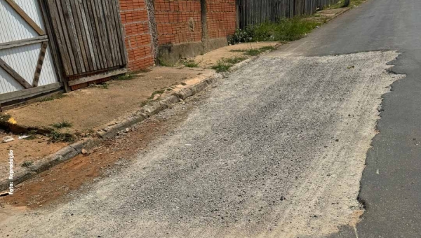 Moradores do Calafate protestam contra empresa que executa o Asfalta Rio Branco na região: "O pouco asfalto que tem é de péssima qualidade!"