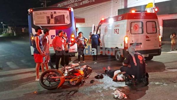 Motociclista em alta velocidade avança sinal vermelho e colide com ônibus em cruzamento no bairro Dom Giocondo