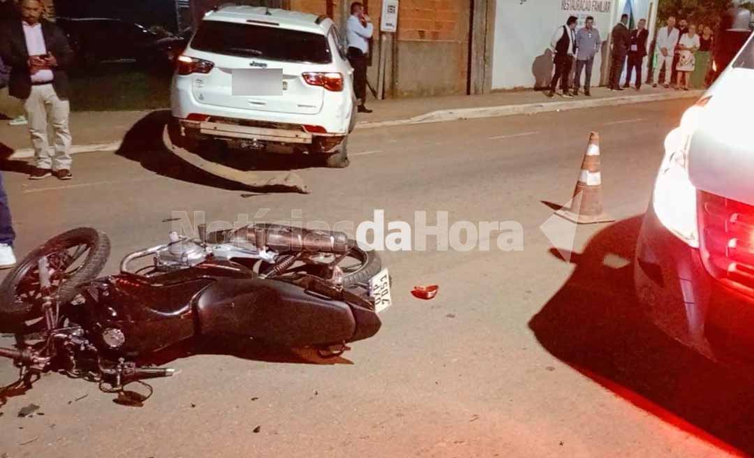 Jovem fica ferido após colisão entre carro e moto na Avenida Sobral, em Rio Branco