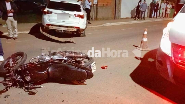 Jovem fica ferido após colisão entre carro e moto na Avenida Sobral, em Rio Branco