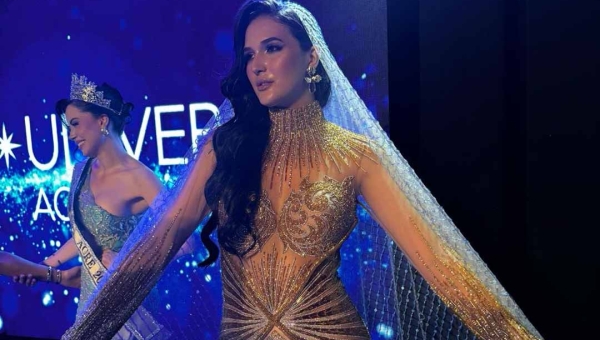 Candidata do Miss Acre homenageia prefeita de Tarauacá com véu de Nossa Senhora Aparecida