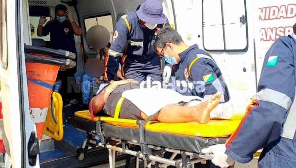 Quatro pessoas ficam feridas após pneu estourar e veículo colidir contra barranco na AC-90